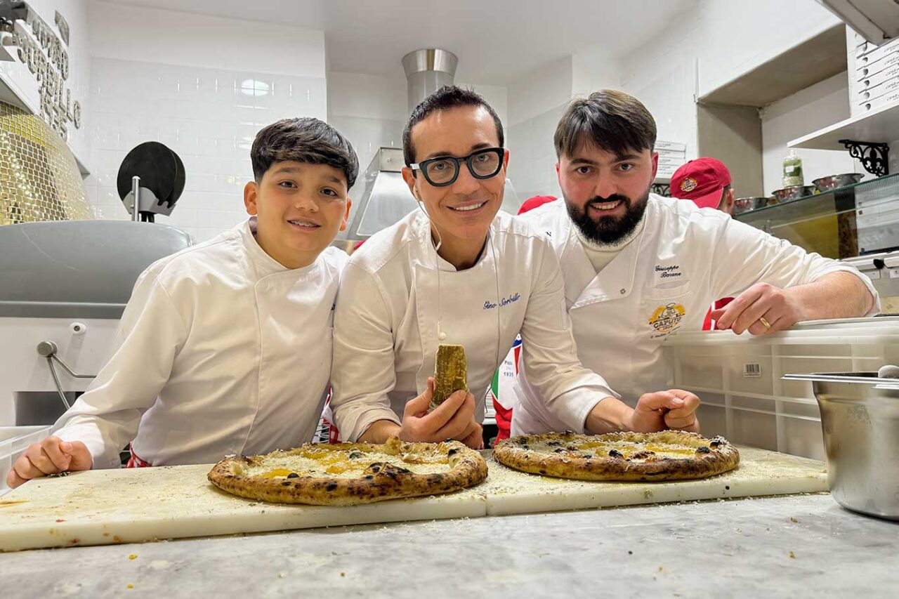 Gino Sorbillo, il figlio e Giuseppe Barone alla Casa della Pizza di Gino Sorbillo al Vomero, quartiere di Napoli