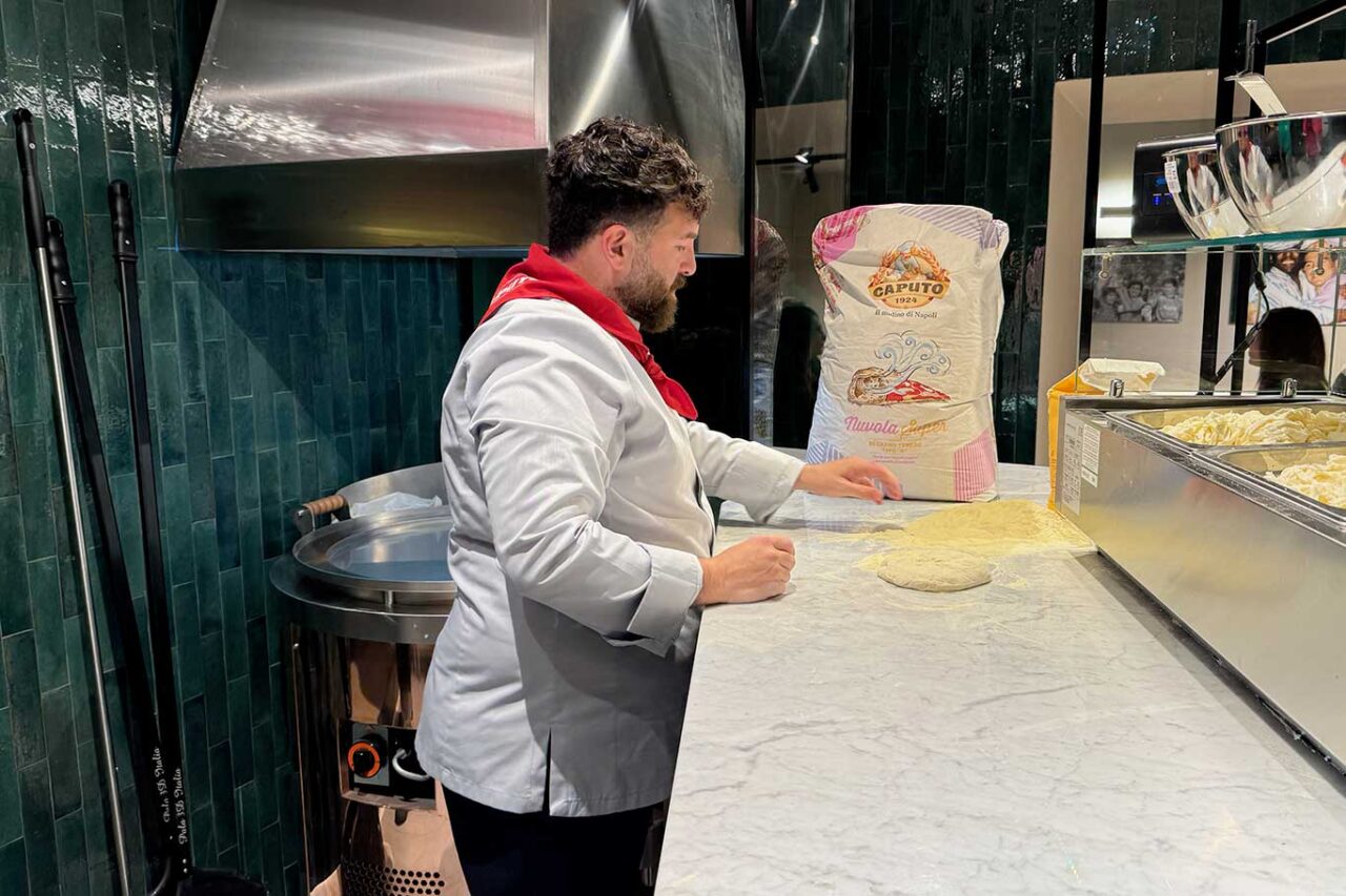 Vincenzo Capuano al bancone della nuova pizzeria a piazza Trieste e Trento a Napoli