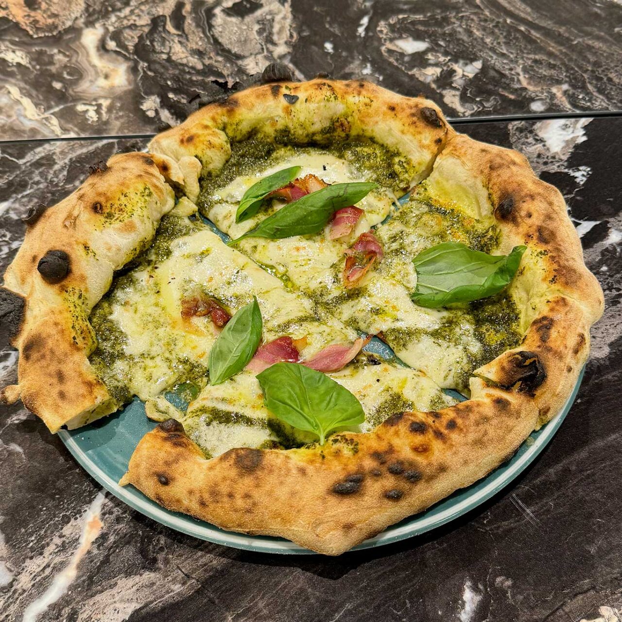 la pizza con i friarielli nella nuova pizzeria a piazza Trieste e Trento a Napoli