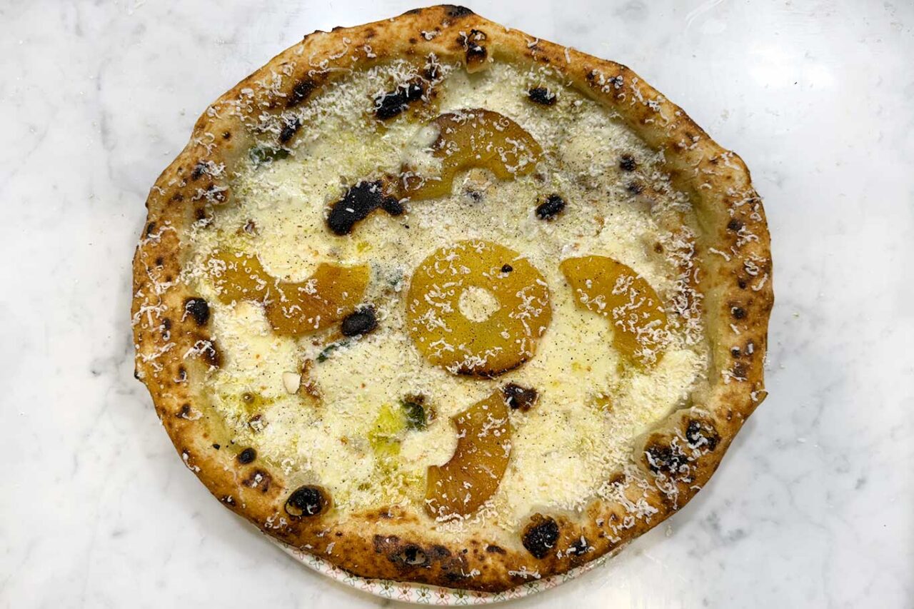 pizza all'ananas alla Casa della Pizza di Gino Sorbillo al Vomero, quartiere di Napoli