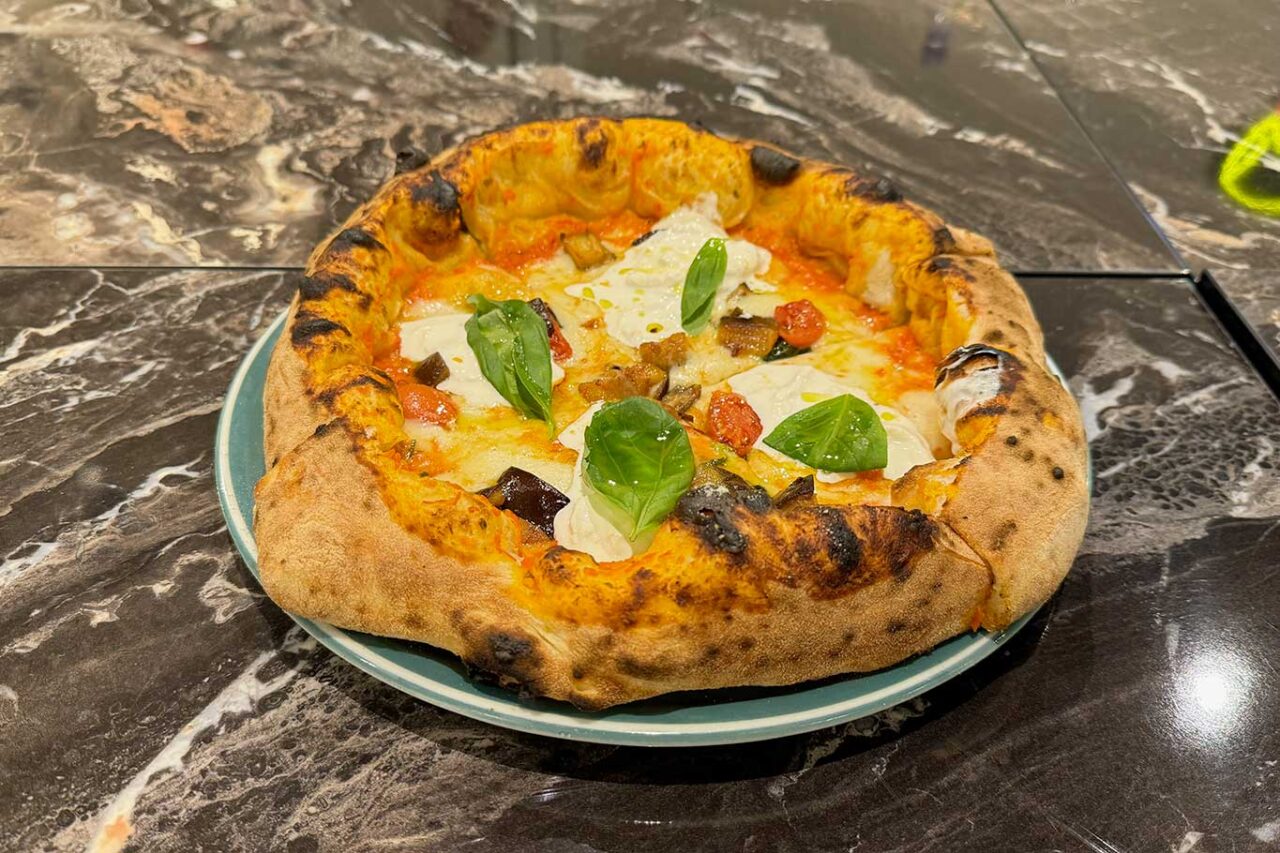 la pizza con le melanzane della nuova pizzeria a piazza Trieste e Trento a Napoli