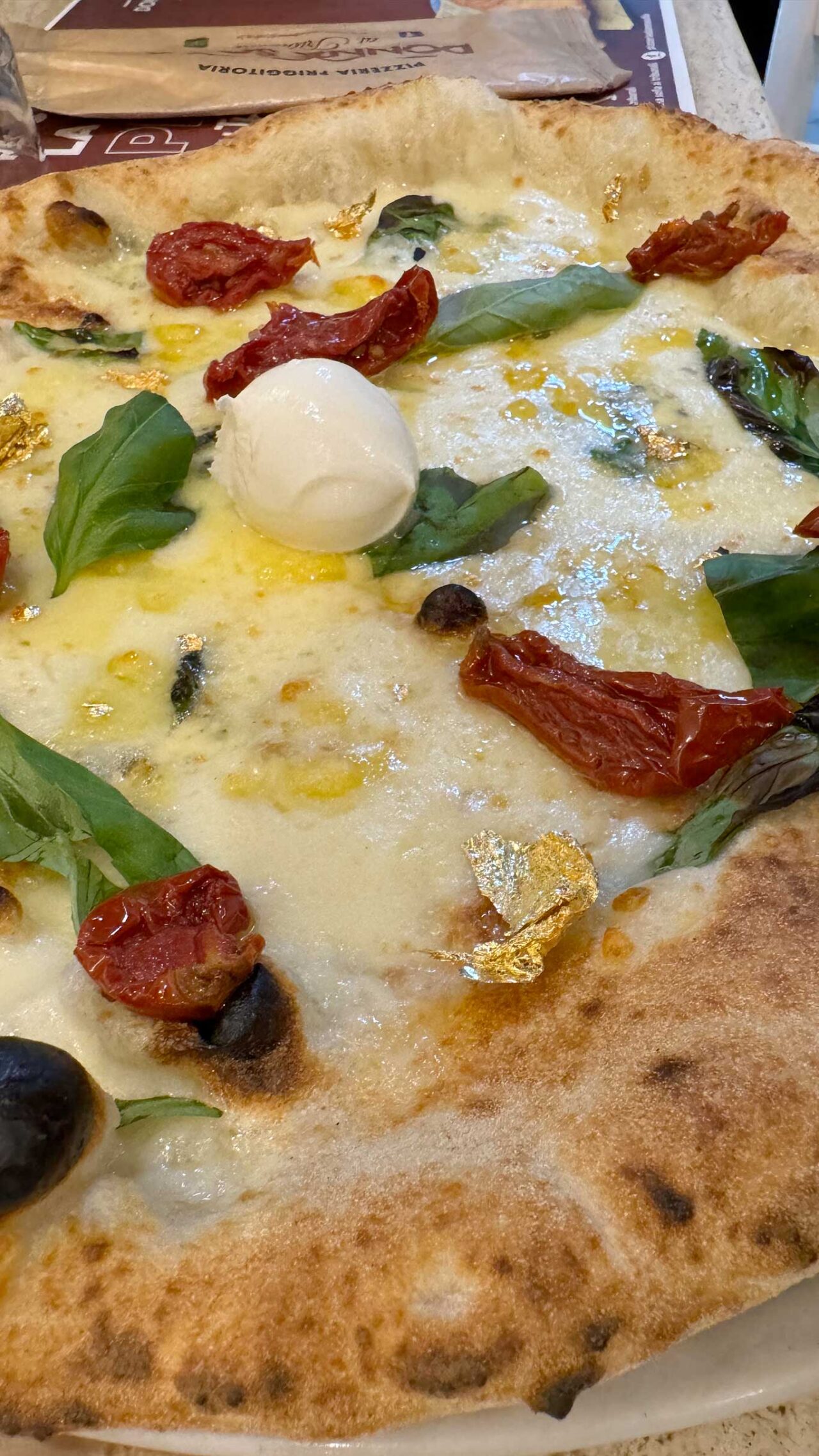 pizza quattro formaggi alla pizzeria Donna Sofia ai Tribunali a Napoli 