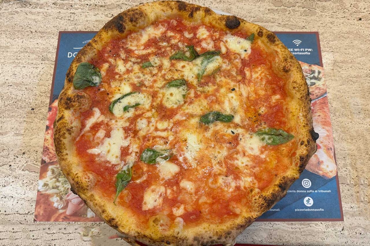 pizza margherita alla pizzeria Donna Sofia ai Tribunali a Napoli 