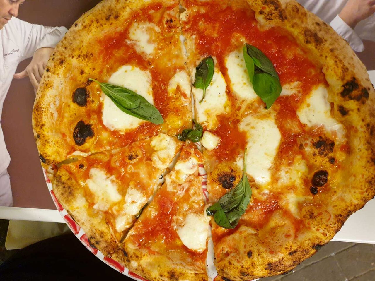 pizza margherita alla pizzeria Errico Porzio sul lungomare di Napoli 