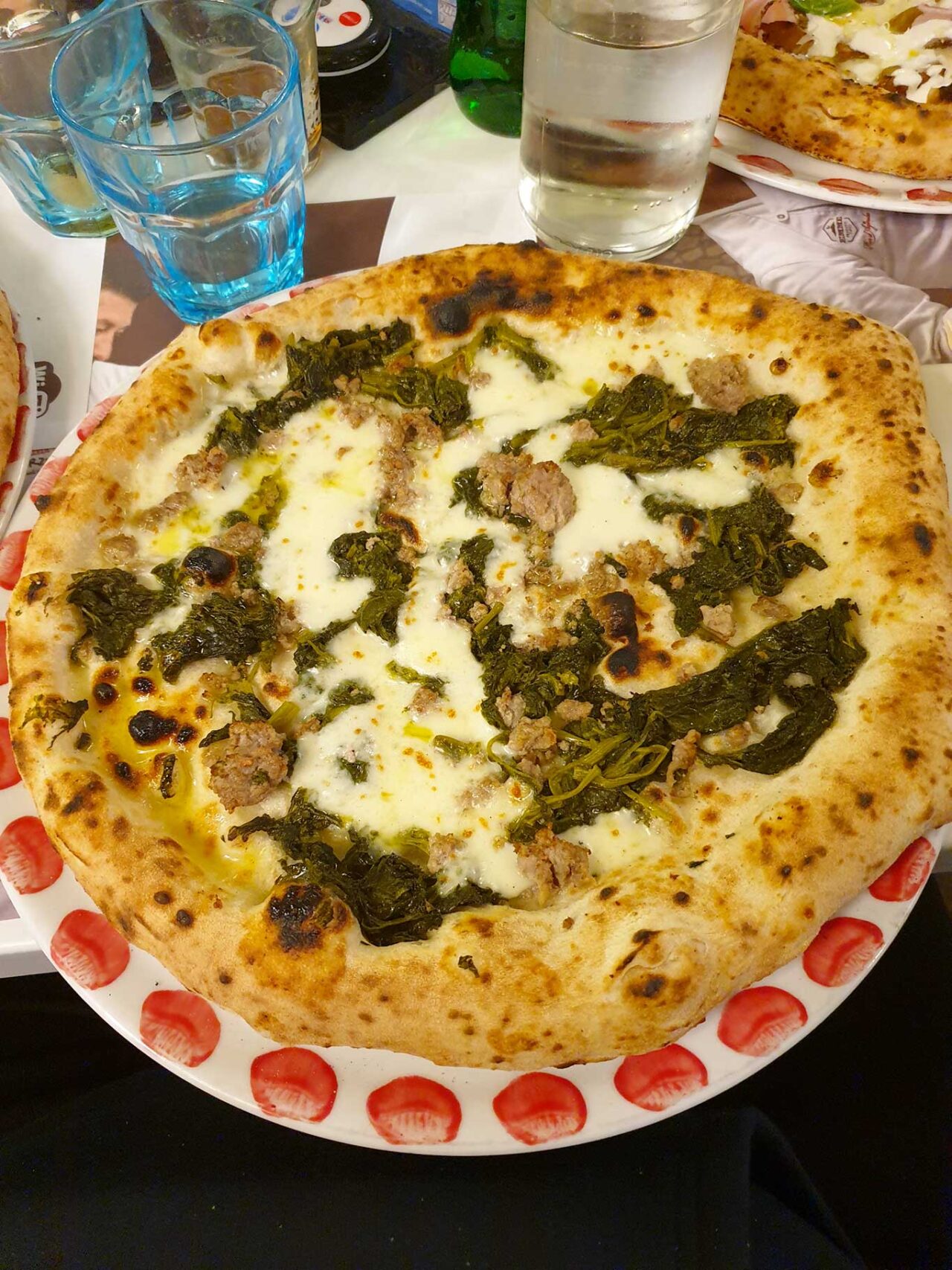 pizza pulcinella alla pizzeria Errico Porzio sul lungomare di Napoli 
