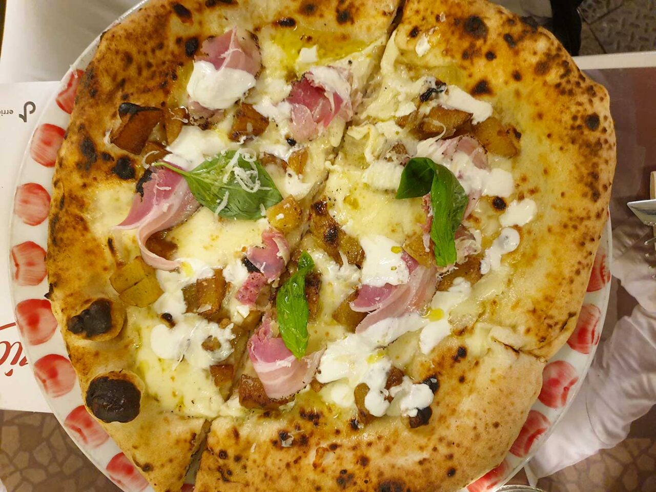 pizza saporita alla pizzeria Errico Porzio sul lungomare di Napoli 