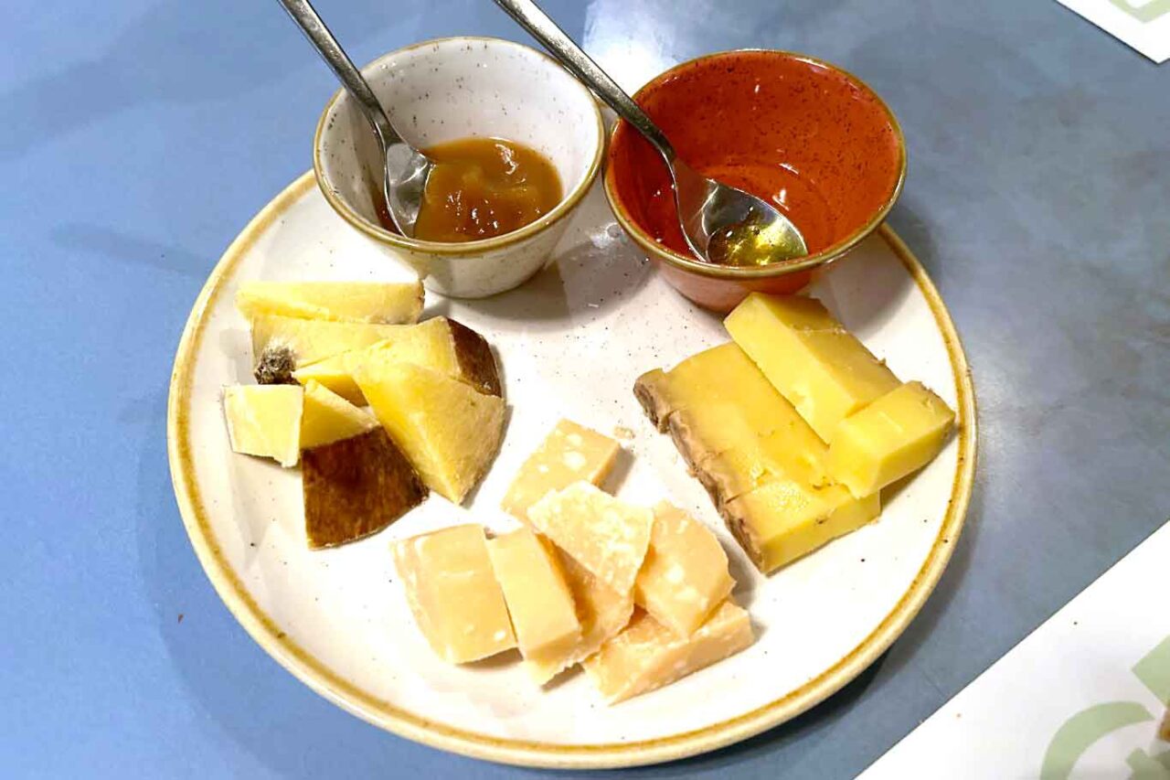 Linearetta osteria minima a Milano formaggi