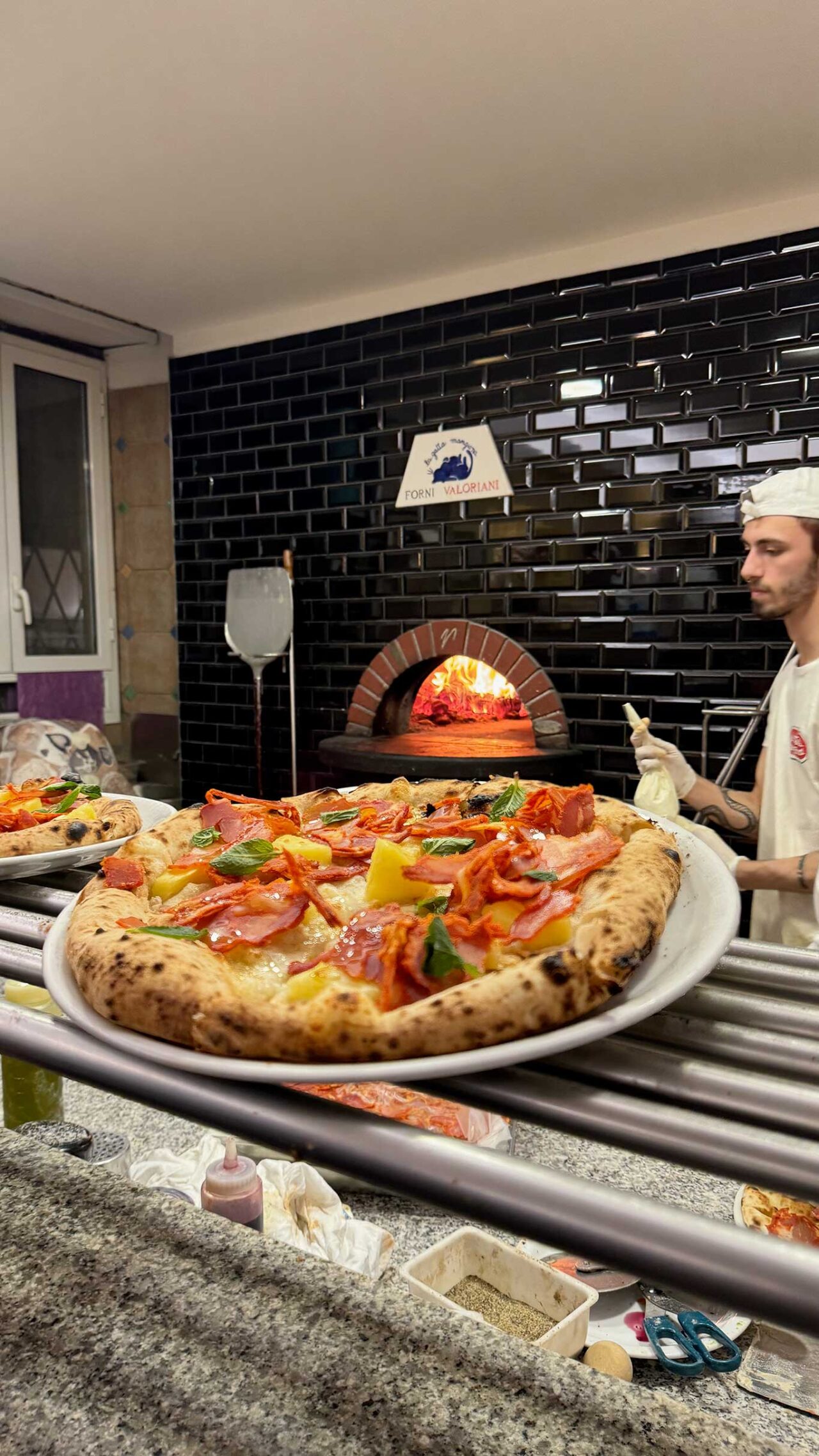 la pizza all'ananas per i 25 anni della pizzeria La Gatta Mangiona a Roma