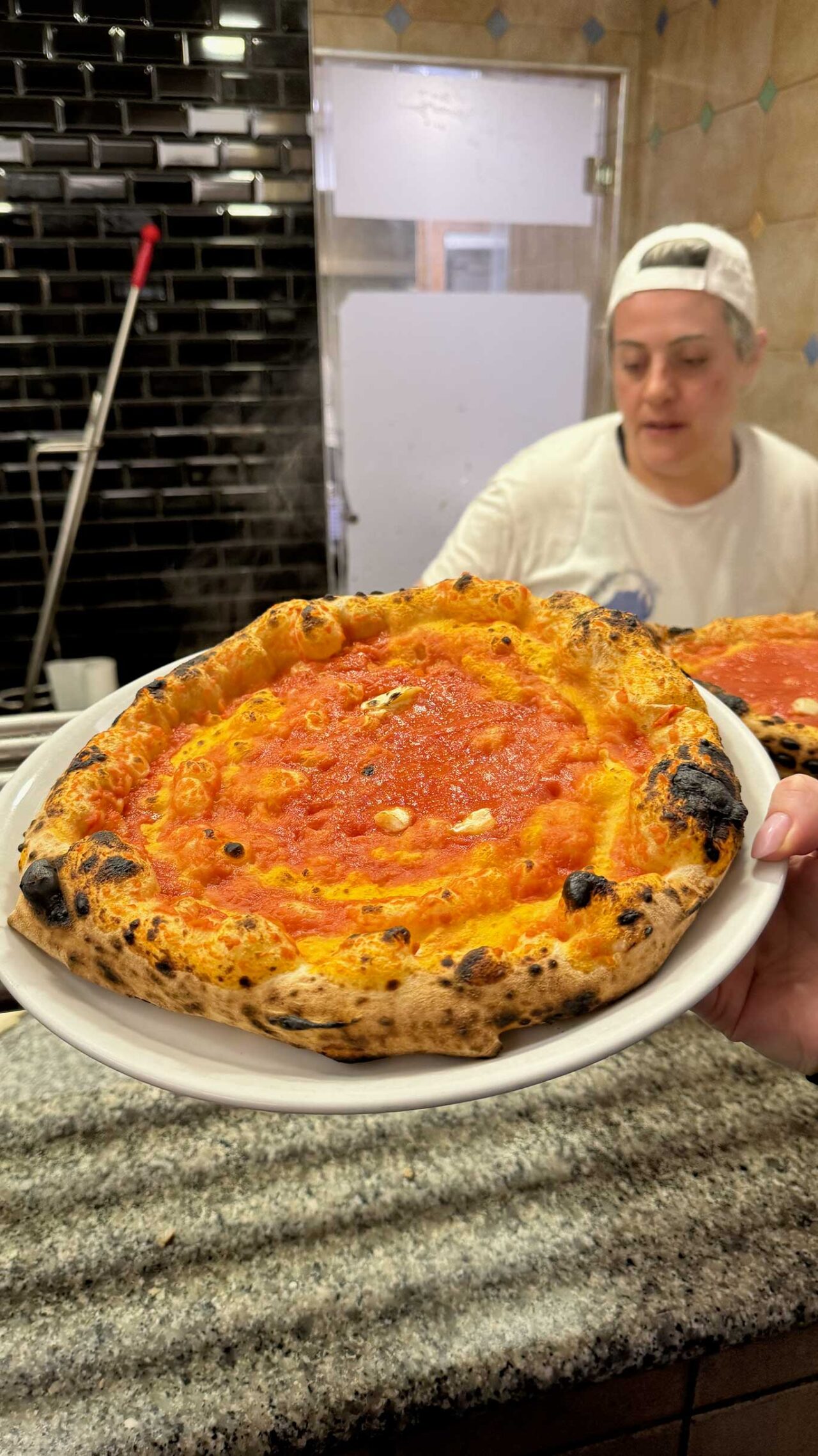 pizza marinara per i 25 anni della pizzeria La Gatta Mangiona a Roma
