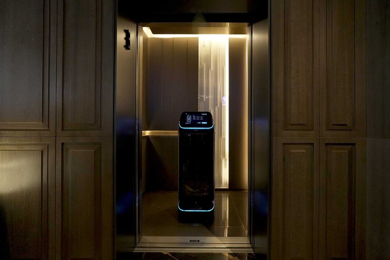 robot cameriere in ascensore
