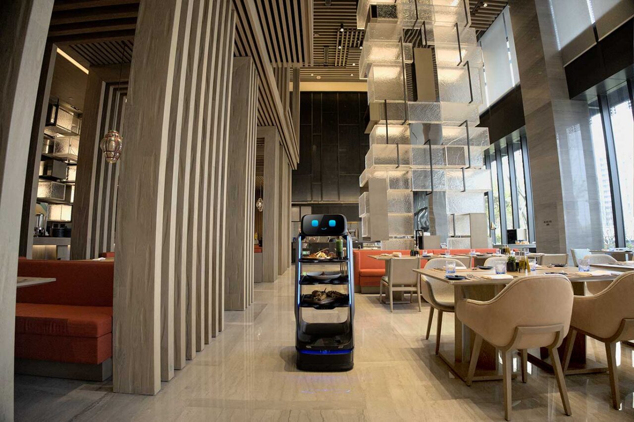 robot cameriere al ristorante