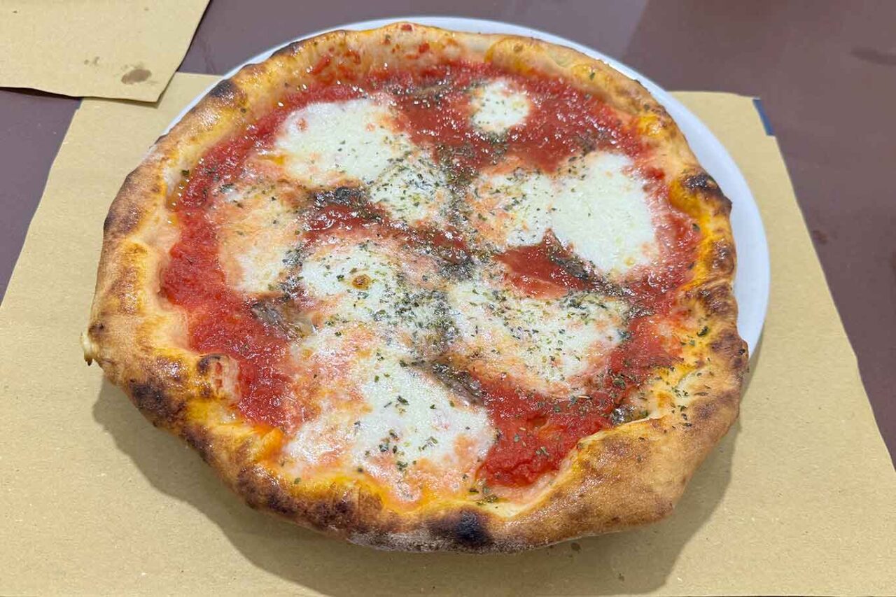 pizza Napoli alla Pizzeria Mistral dal 1959 a Palermo 