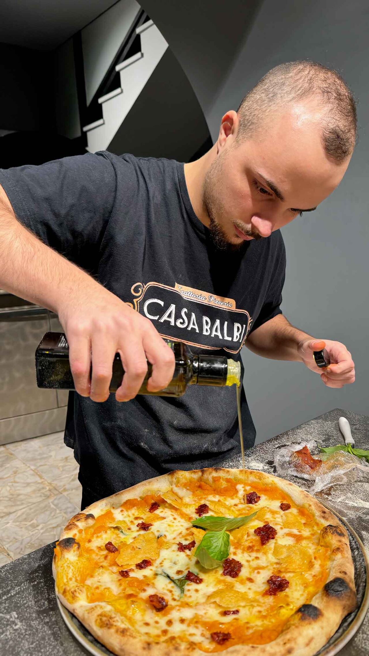 la preparazione della pizza Bunny della pizzeria Casa Balbi a Napoli