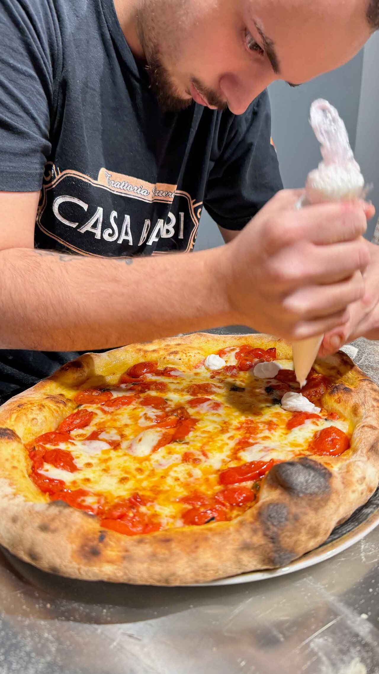 la preparazione della pizza Scarpariello della pizzeria Casa Balbi a Napoli
