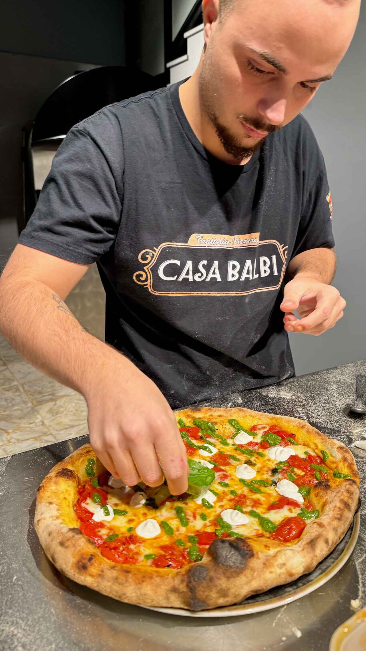 la preparazione della pizza Scarpariello della pizzeria Casa Balbi a Napoli