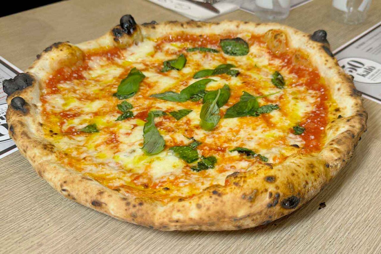 la pizza margherita della pizzeria 50 Kalò a Napoli nel Girone D del Campionato della Pizza 2024