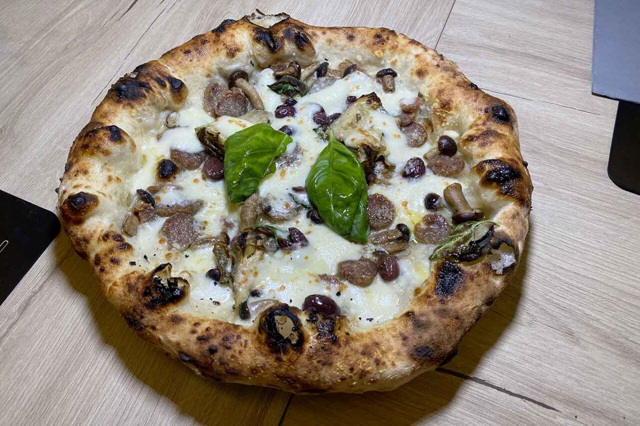 la Capricciosa bianca di Carlo Sammarco che arriva secondo nel Girone C del Campionato della Pizza 2024