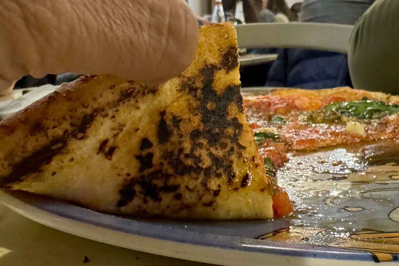 la cottura della pizza marinara della pizzeria La Notizia a Napoli nel Girone D del Campionato della Pizza 2024