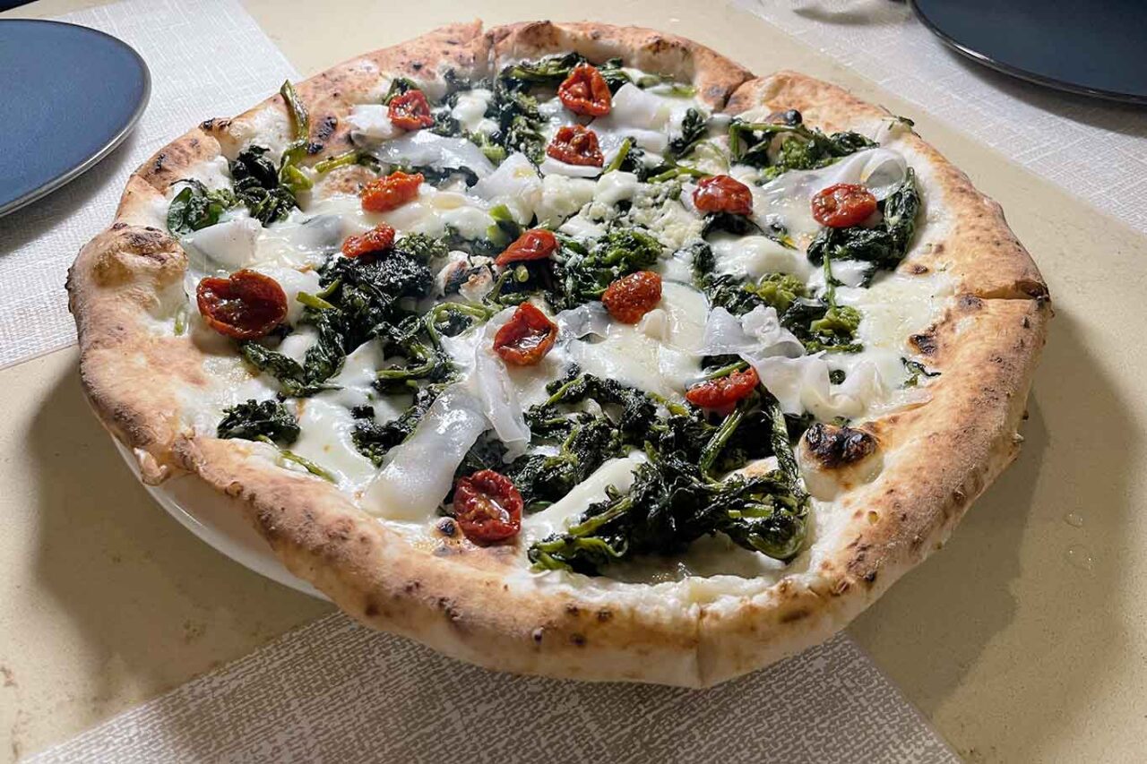 la pizza salsiccia, friarielli e lardo della pizzeria La Notizia a Napoli nel Girone D del Campionato della Pizza 2024