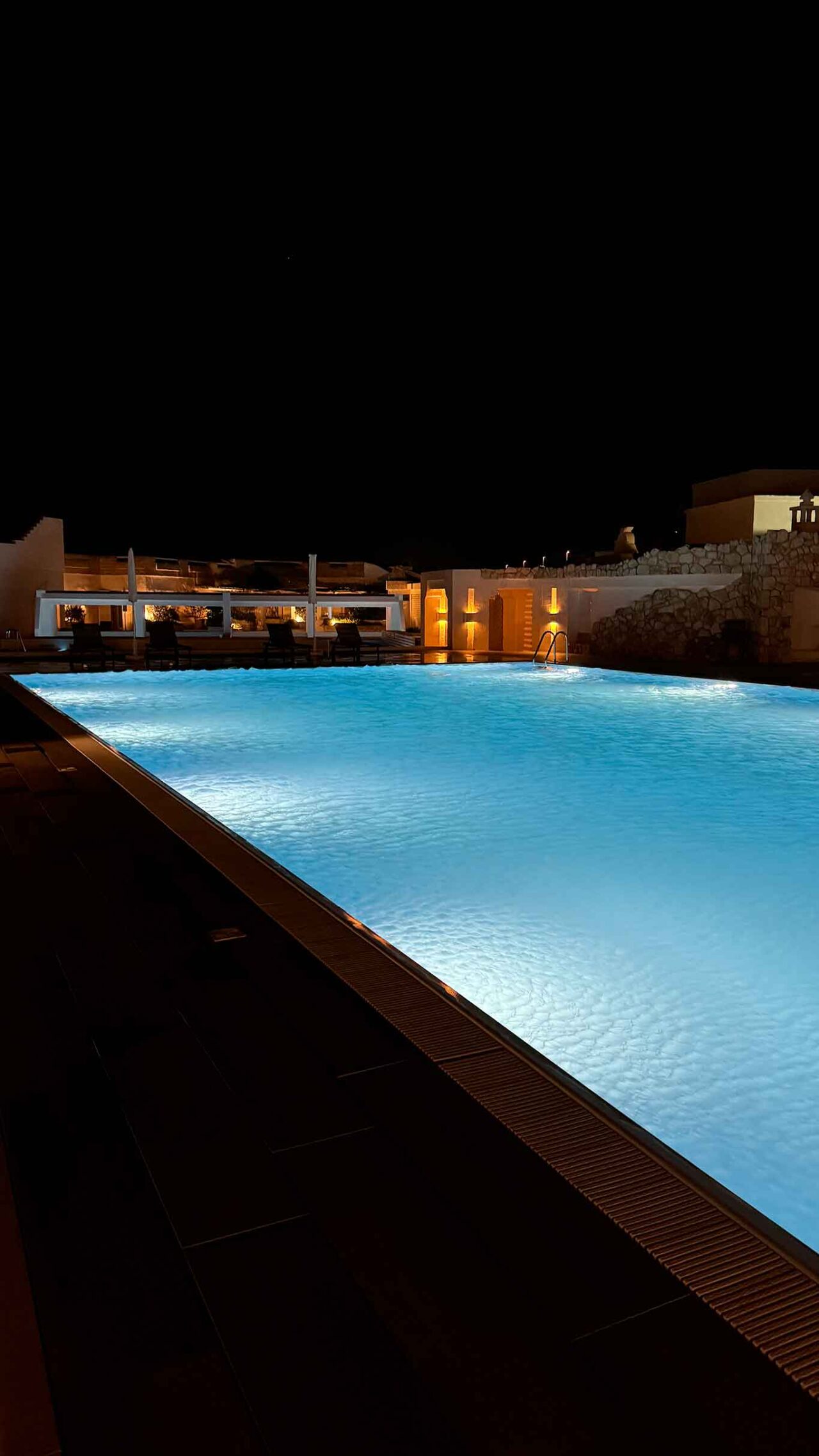 la piscina di notte dell'hotel La Peschiera a Monopoli