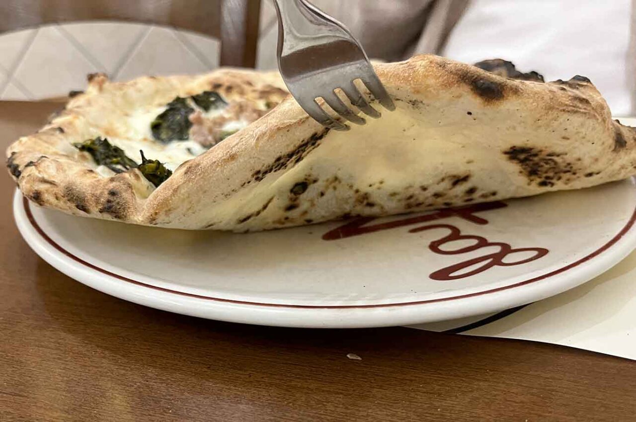 la cottura della pizza salsiccia e friarielli di Attilio alla Pignasecca che arriva seconda nel Girone I del Campionato della Pizza 2024