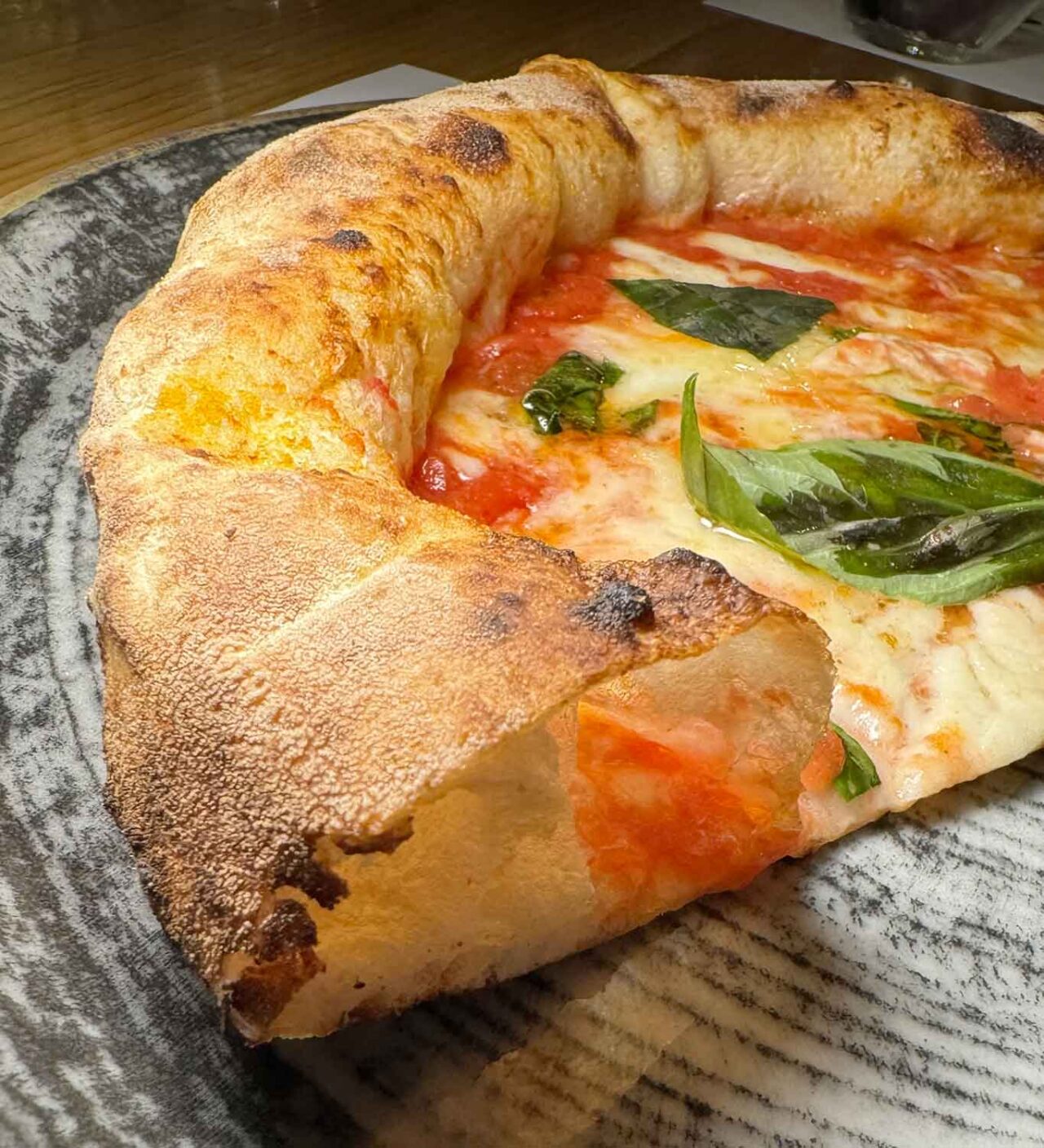 la cottura della pizza margherita della pizzeria Gli Esposito a Salerno che vince il Girone L del Campionato della Pizza 2024