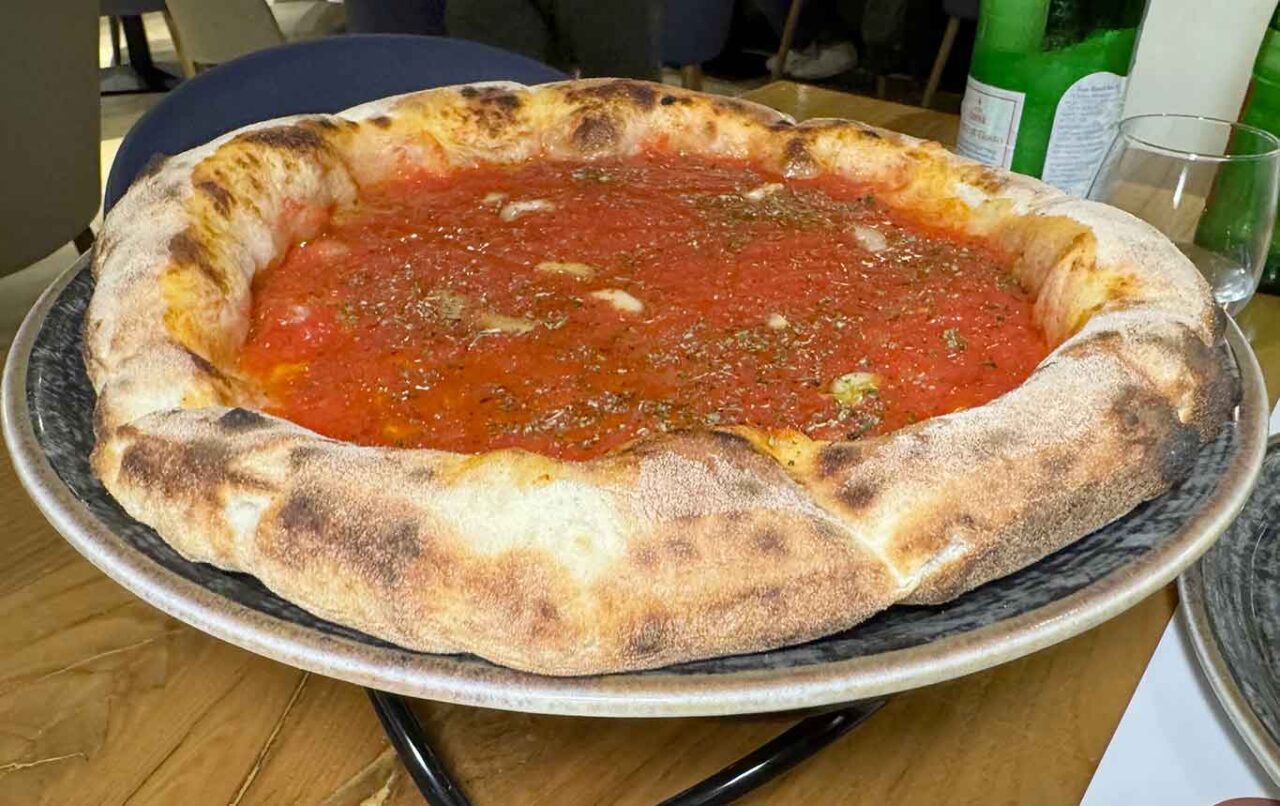 la pizza marinara della pizzeria Gli Esposito a Salerno che vince il Girone L del Campionato della Pizza 2024