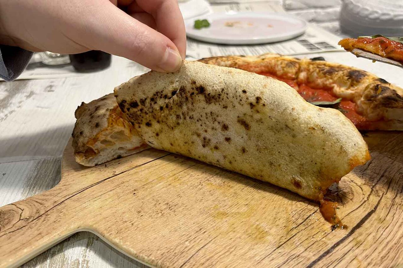 la cottura della pizza marinara di Sasà Martucci della pizzeria I Masanielli a Caserta che ha vinto il Girone G