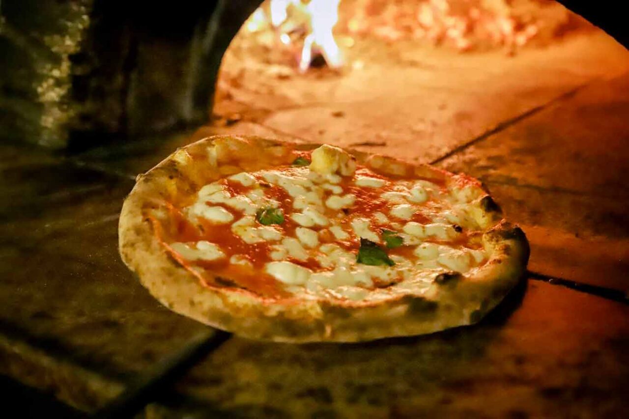 pizza margherita alla pizzeria La Piedigrotta Varese 