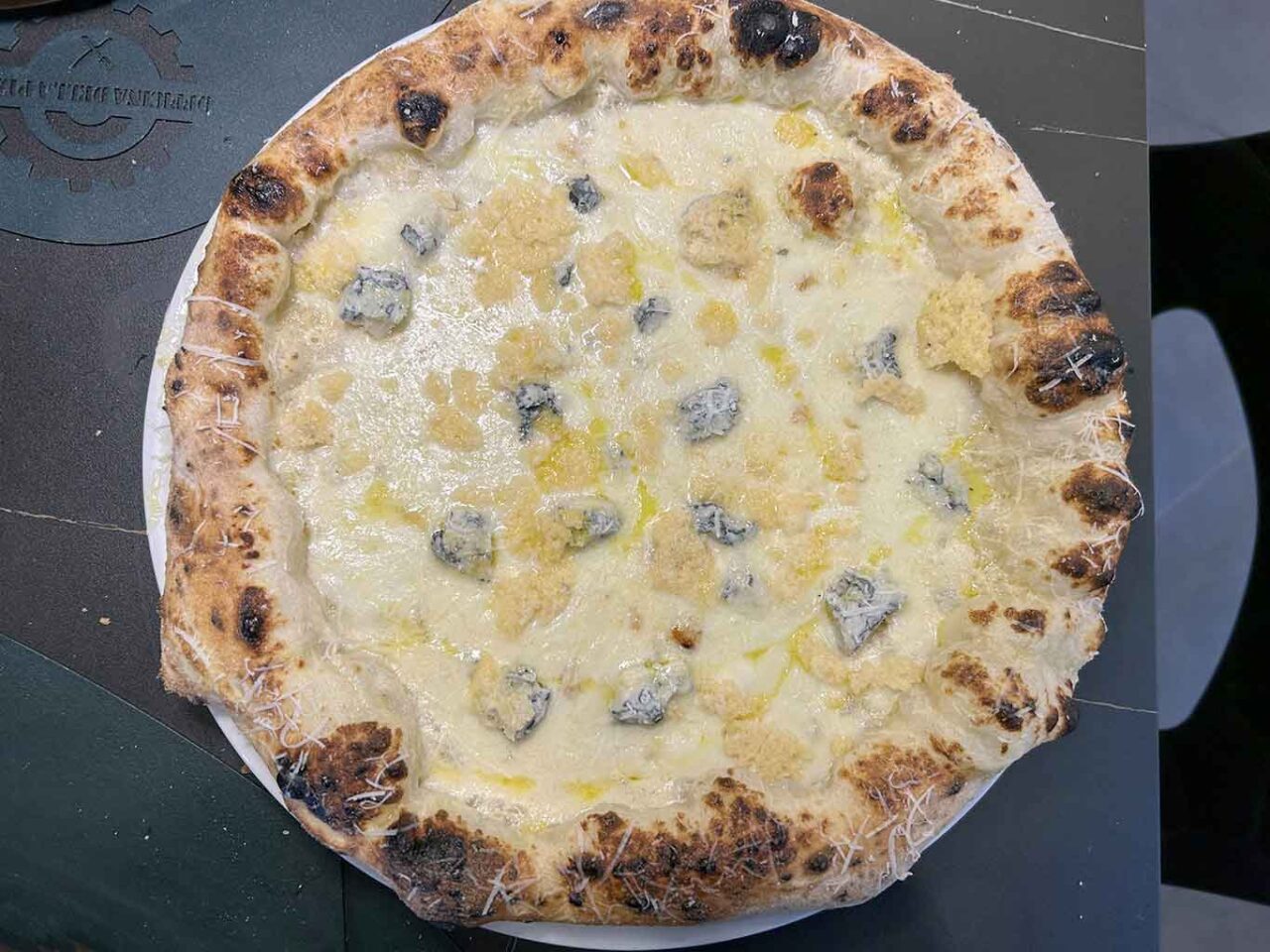 la pizza quattro casi di Mario Severino della pizzeria Officina della Pizza a Sarno che è arrivata seconda nel Girone G del Campionato della Pizza
