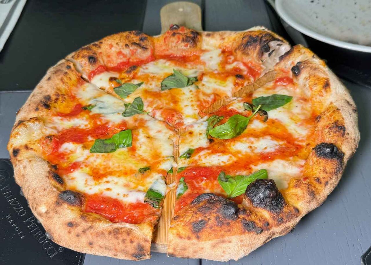 la margherita della pizzeria Palazzo Petrucci a Napoli che ha vinto il Girone H del Campionato della Pizza 2024