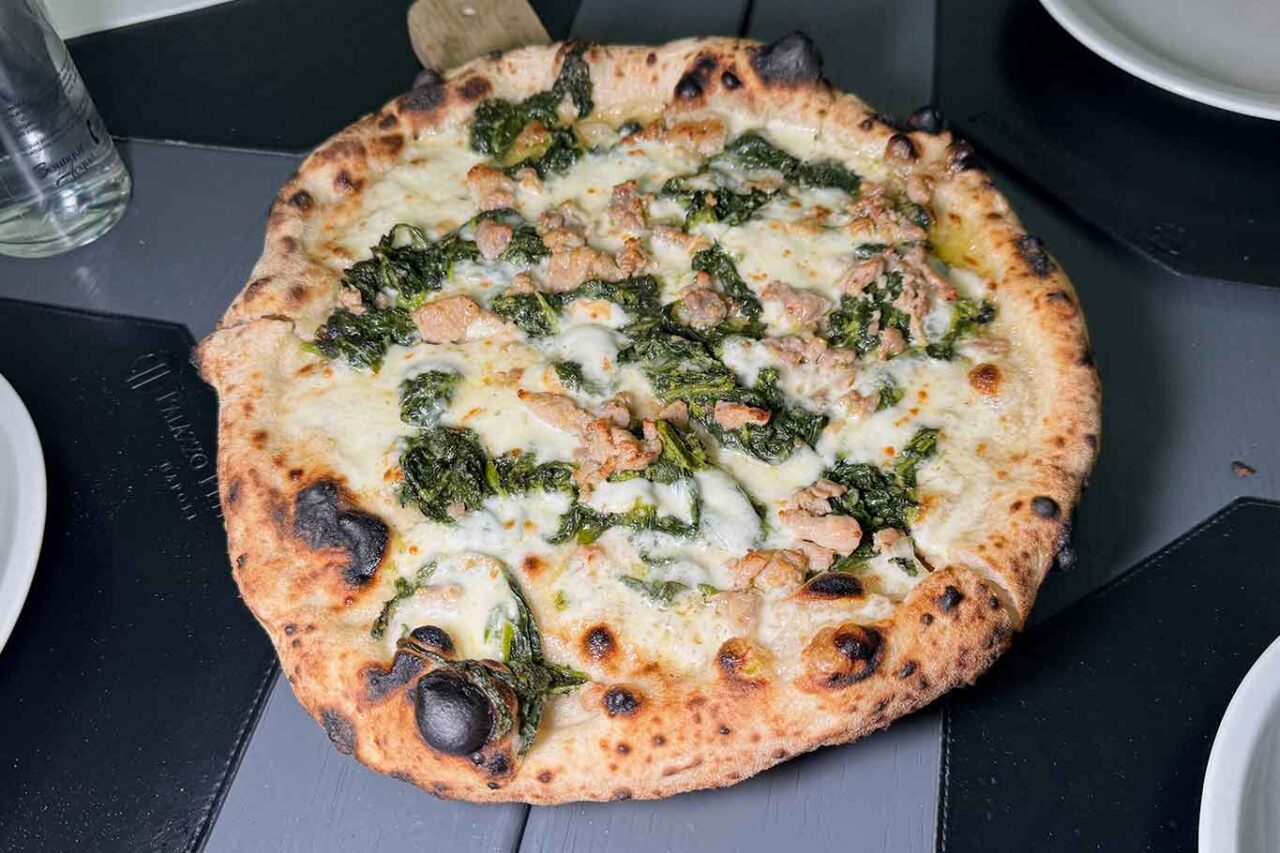 la salsiccia e friarielli di Palazzo Petrucci a Napoli che ha vinto il Girone H del Campionato della Pizza 2024