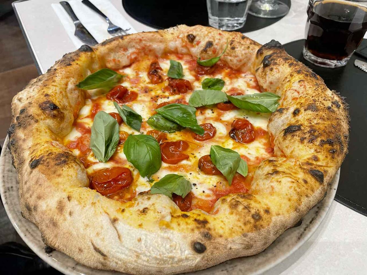 pizza provola e pepe della pizzeria Vincenzo Capuano a Roma