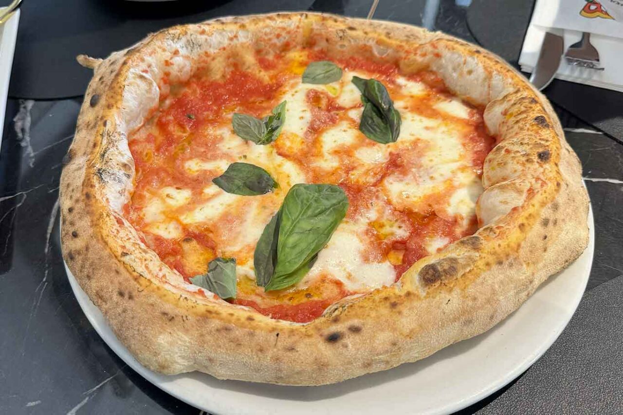 la pizza margherita della pizzeria Vincenzo Capuano a Napoli che arriva seconda nel Girone L del Campionato della Pizza 2024