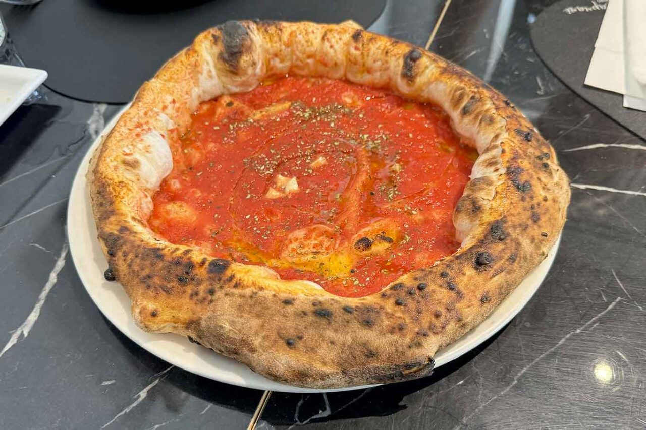 la pizza marinara della pizzeria Vincenzo Capuano a Napoli che arriva seconda nel Girone L del Campionato della Pizza 2024
