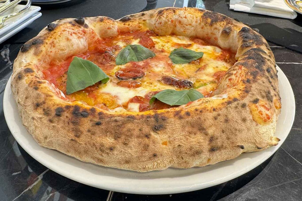 la pizza provola e pepe della pizzeria Vincenzo Capuano a Napoli che arriva seconda nel Girone L del Campionato della Pizza 2024