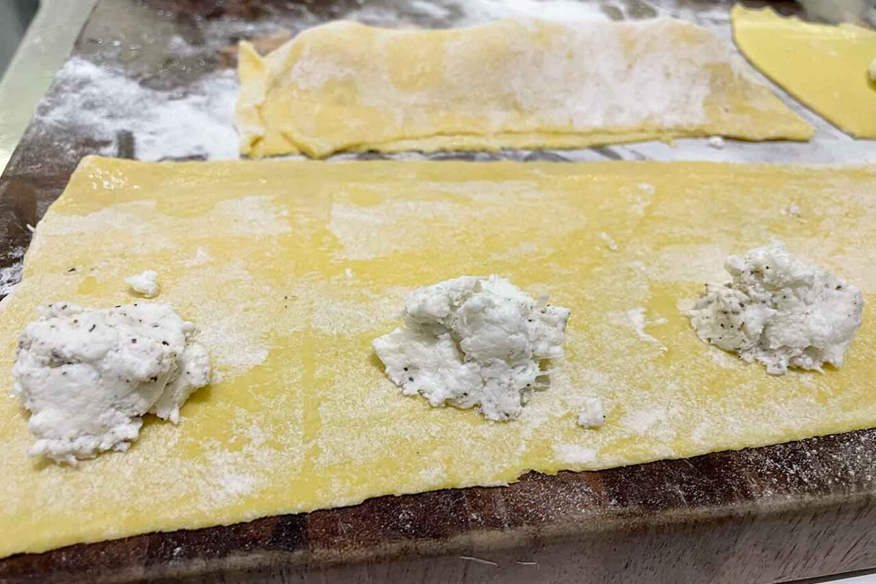 ravioli in preparazione per la pasta fresca con i carciofi