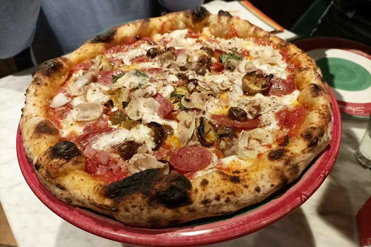 La pizza Capricciosa di Concettina ai Tre Santi a Napoli