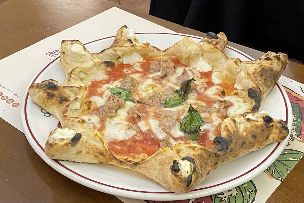 Le migliori pizze in Campania: carnevale di Attilio alla Pignasecca