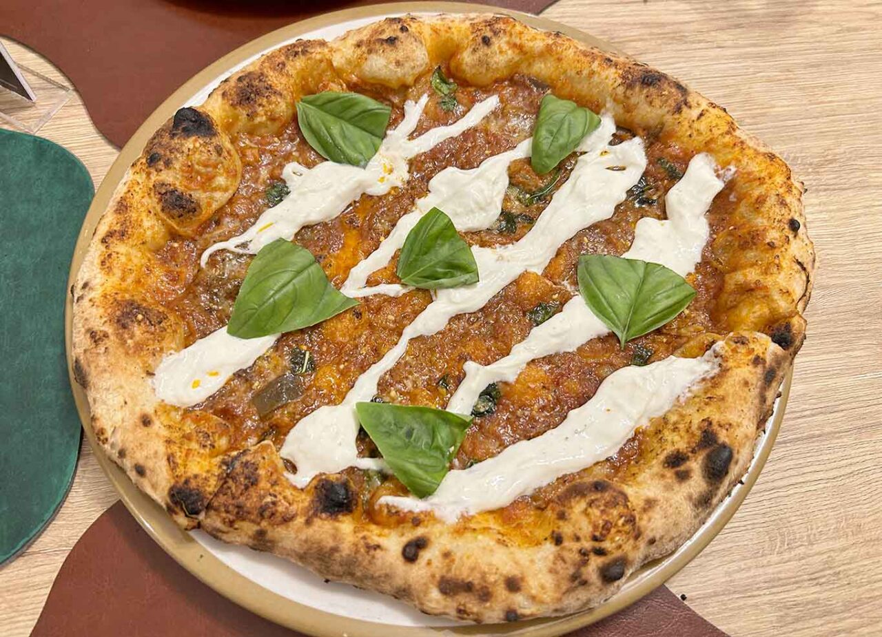 la pizza parmigiana stracciata della pizzeria Decimo Scalo a Caserta