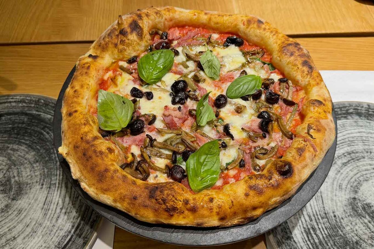 La pizza Capricciosa della pizzeria Gli Esposito a Salerno