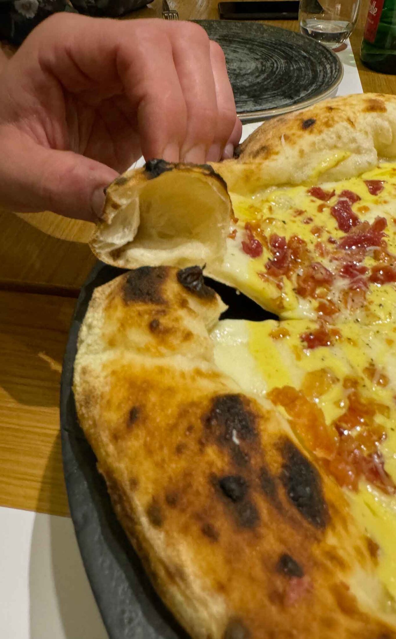 pizzeria Gli Esposito a Salerno pizza carbonara cornicione