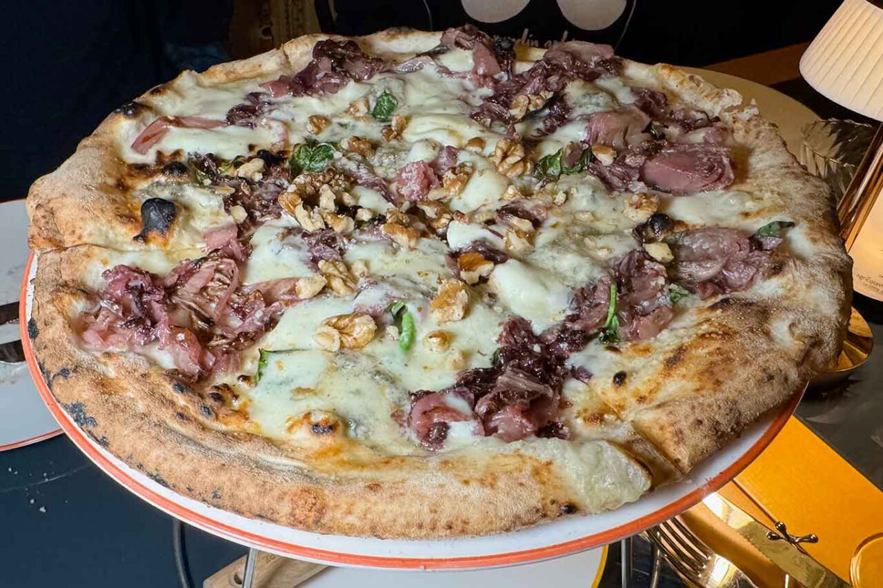 la pizza con il radicchio della pizzeria Vico di Enzo Coccia a Roma 