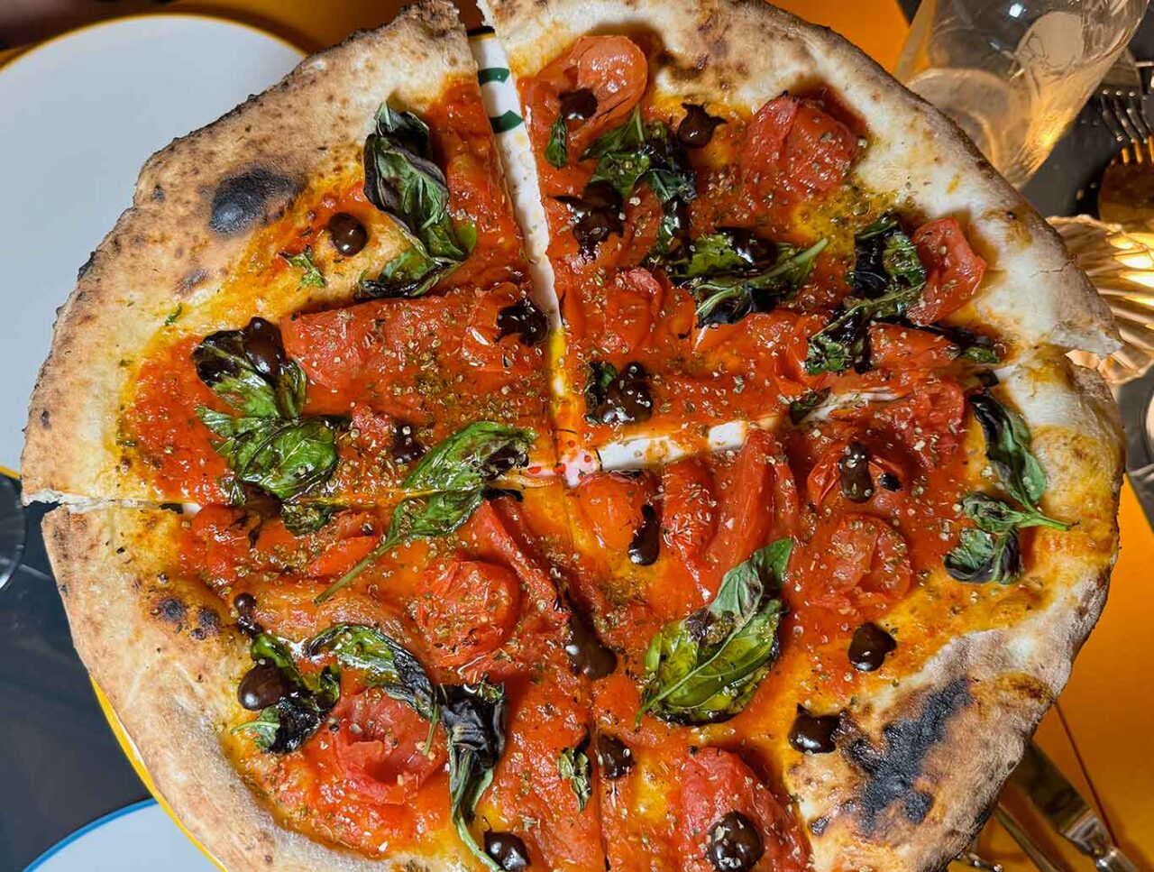 la pizza marinara con aglio nero Marinera della pizzeria Vico di Enzo Coccia a Roma 
