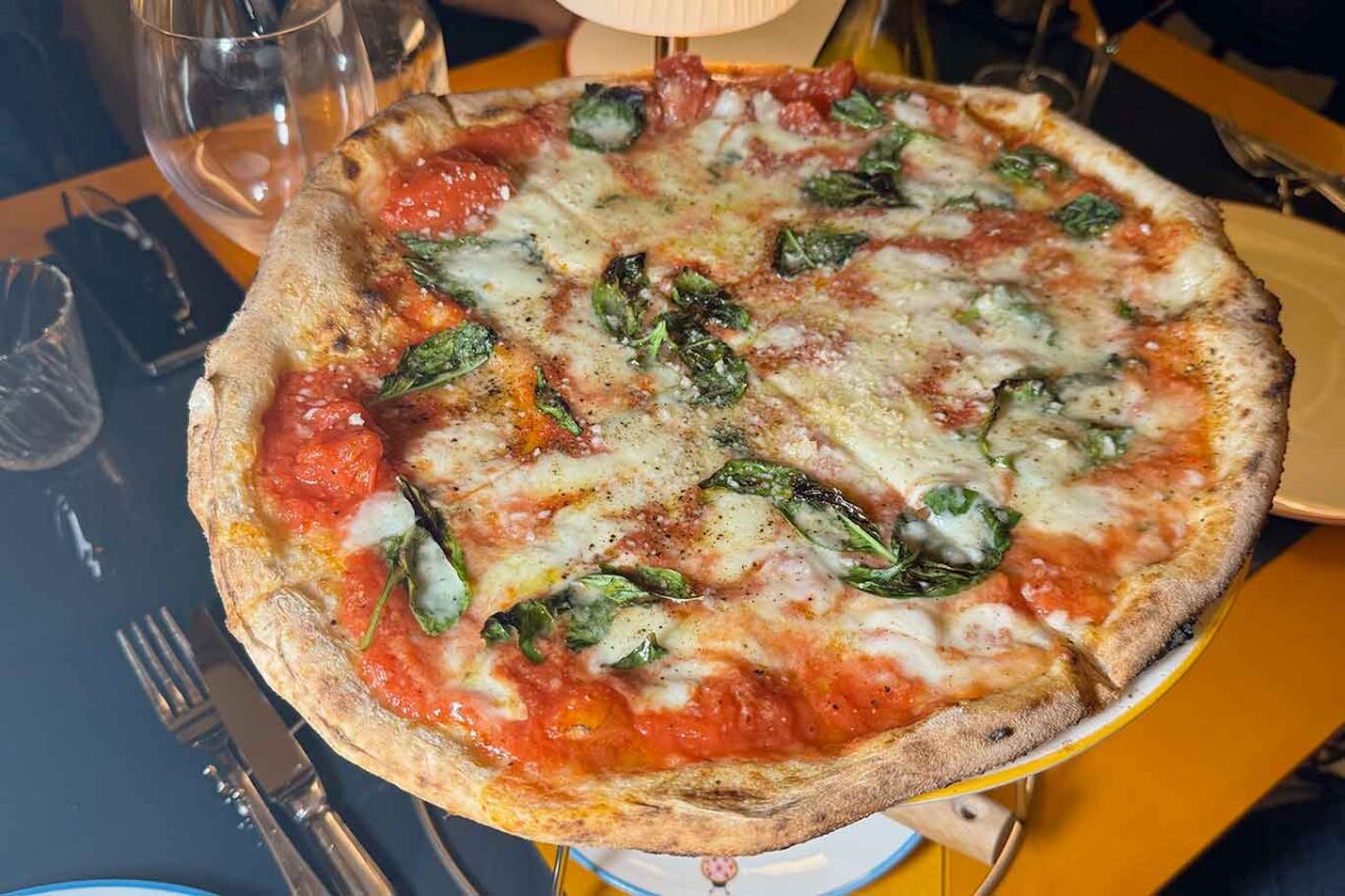 la pizza provola e pepe della pizzeria Vico di Enzo Coccia a Roma 