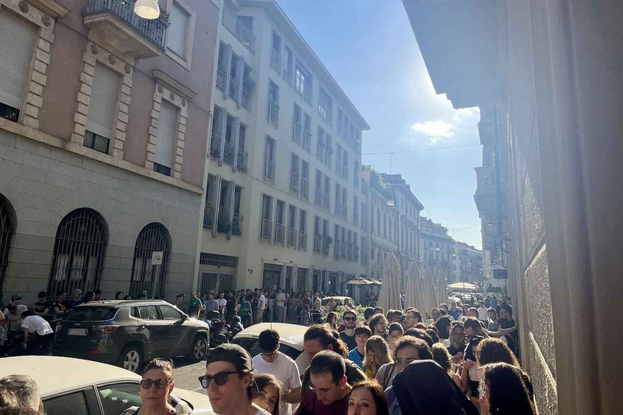 la fila per l'inaugurazione della nuova pizzeria di Vincenzo Capuano a Torino