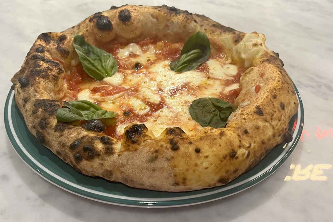 la pizza margherita della pizzeria di Vincenzo Capuano a Torino