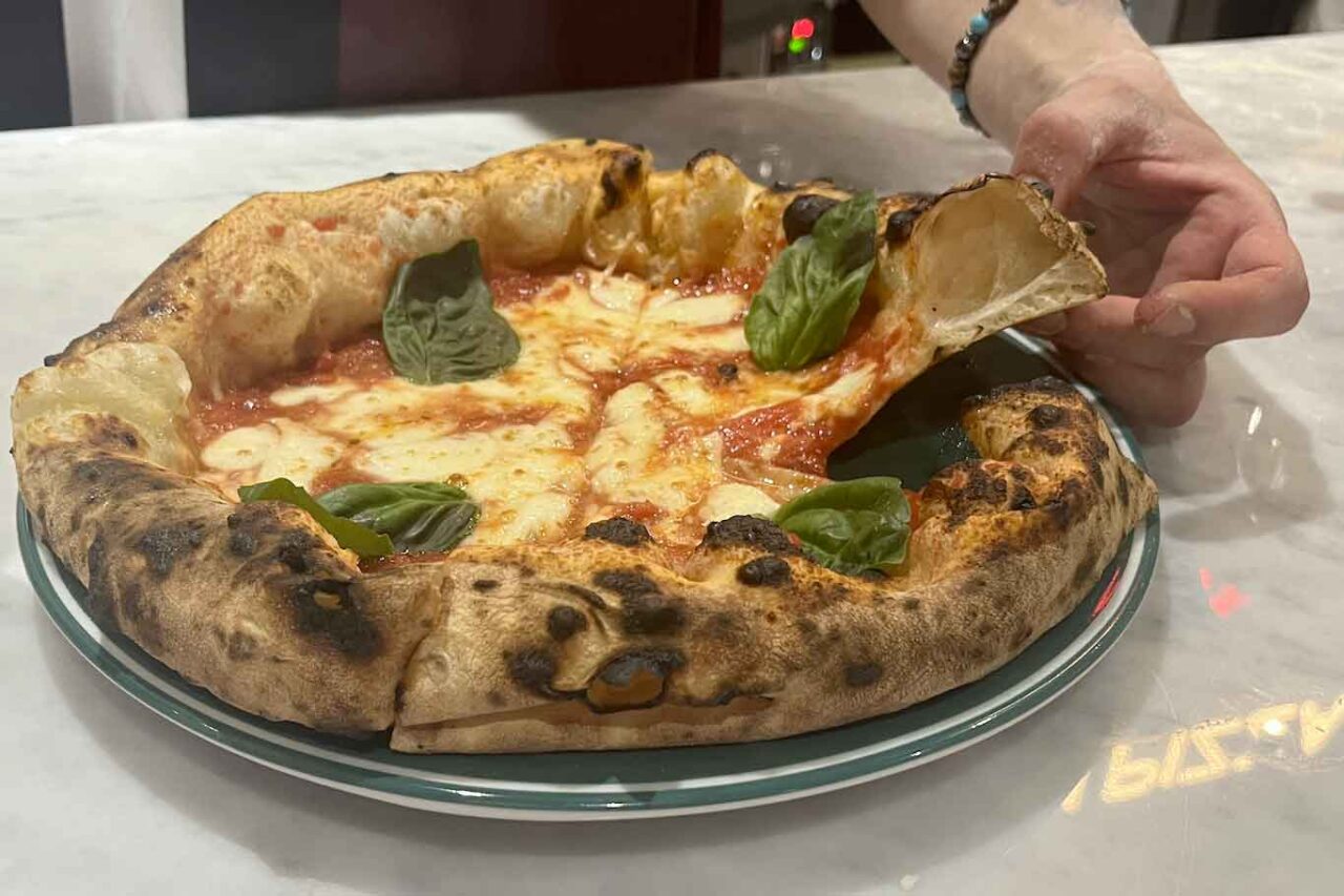 la pizza margherita della pizzeria di Vincenzo Capuano a Torino