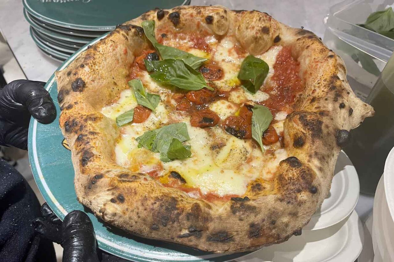 la pizza provola e pepe della pizzeria di Vincenzo Capuano a Torino