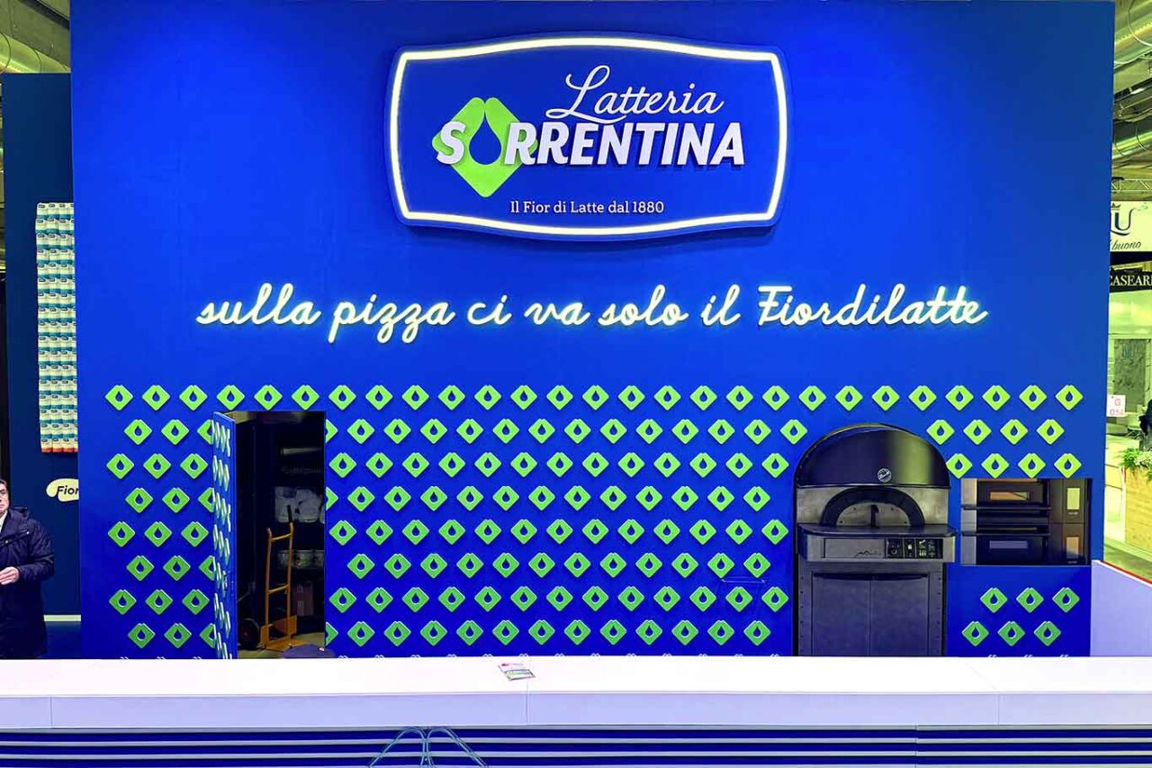 lo stand di Latteria Sorrentina che ha accolto il cartellone Appuntamenti di Gusto con le pizze e il Fiordipanna